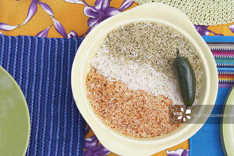碗里三色米饭和青椒的高角度视图图片素材