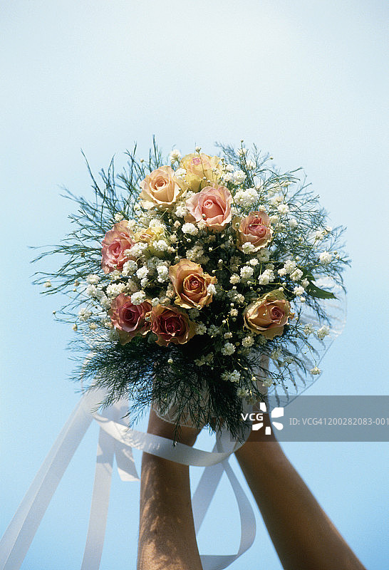 手持花束，举起手的女人图片素材