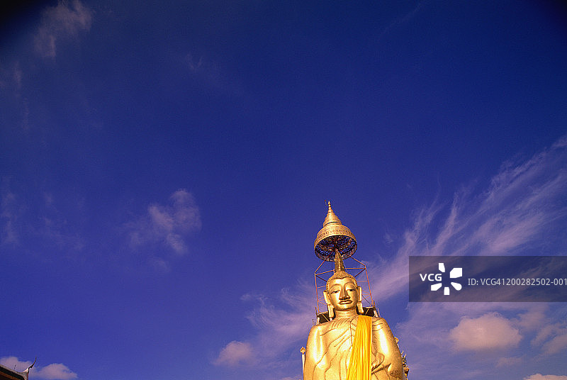 泰国曼谷瓦音寺巨型佛像仰视图片素材