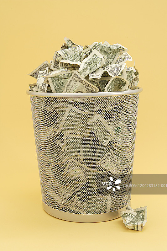 装满美元的垃圾桶图片素材