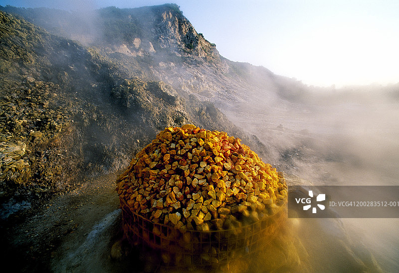 意大利波佐利索尔法塔拉火山岩石图片素材