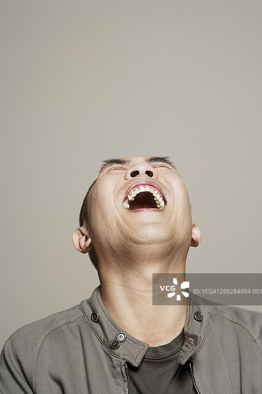 中年男人仰头大笑特写图片素材