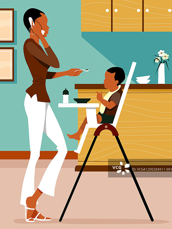 母亲在高脚椅上喂9-12个月大的男婴，同时打电话图片素材