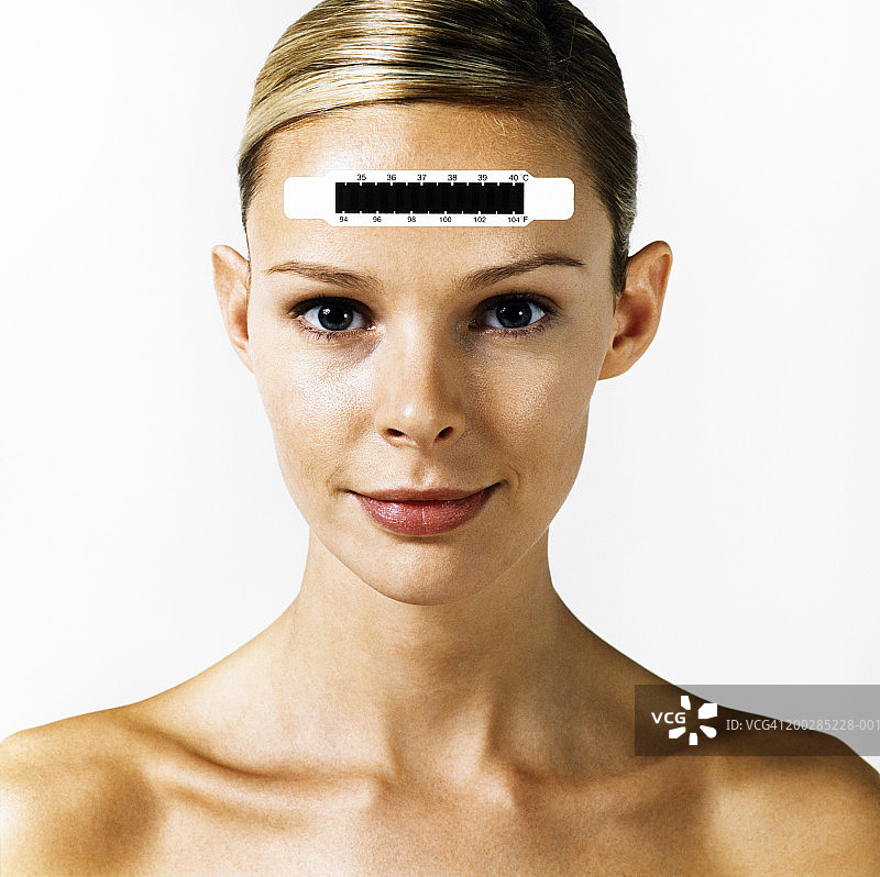 额头贴着体温计的女人特写图片素材