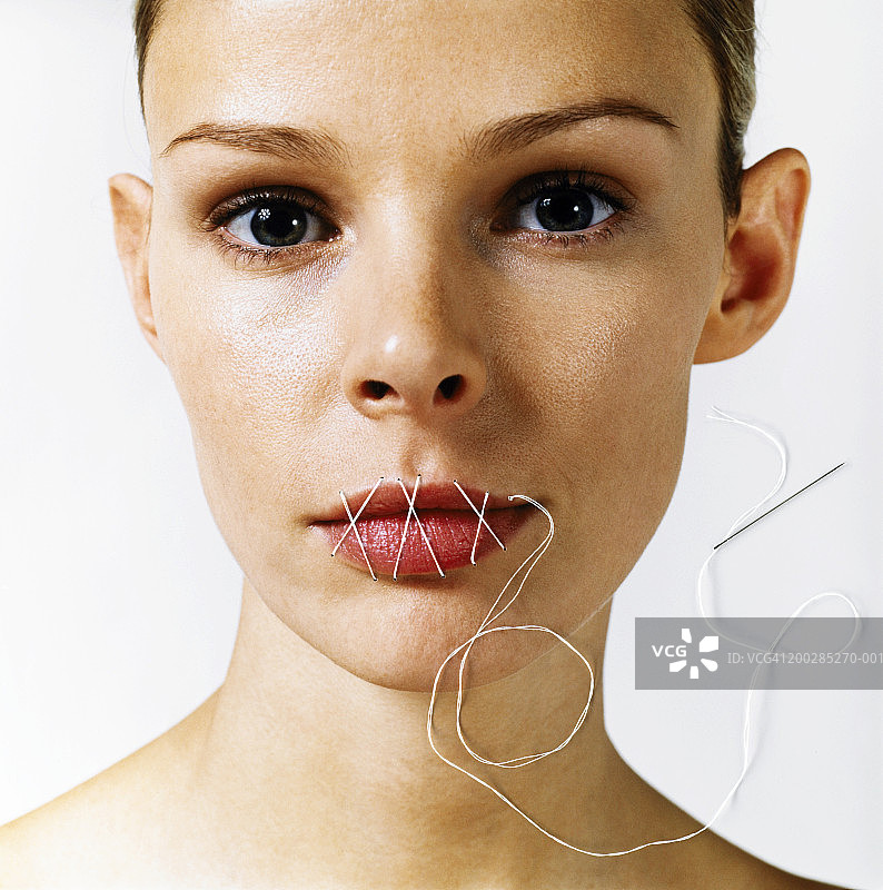 嘴上有缝线的女人肖像图片素材
