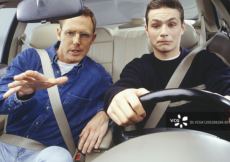 父亲教儿子开车图片素材