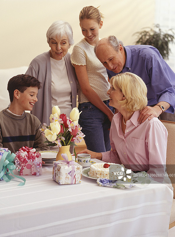 一家人在家为妇女庆祝生日图片素材