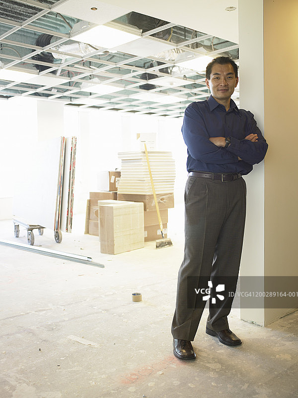 站在施工办公室里的商人图片素材