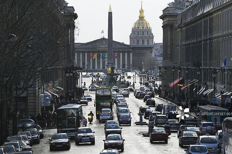 法国巴黎玛德莲广场皇家路交通景象图片素材