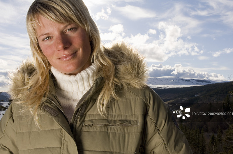 瑞典年轻女子微笑，山脉背景肖像图片素材