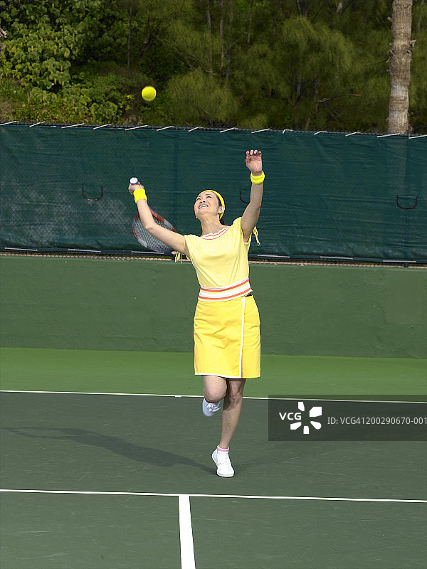 中年妇女发网球（模糊运动）图片素材