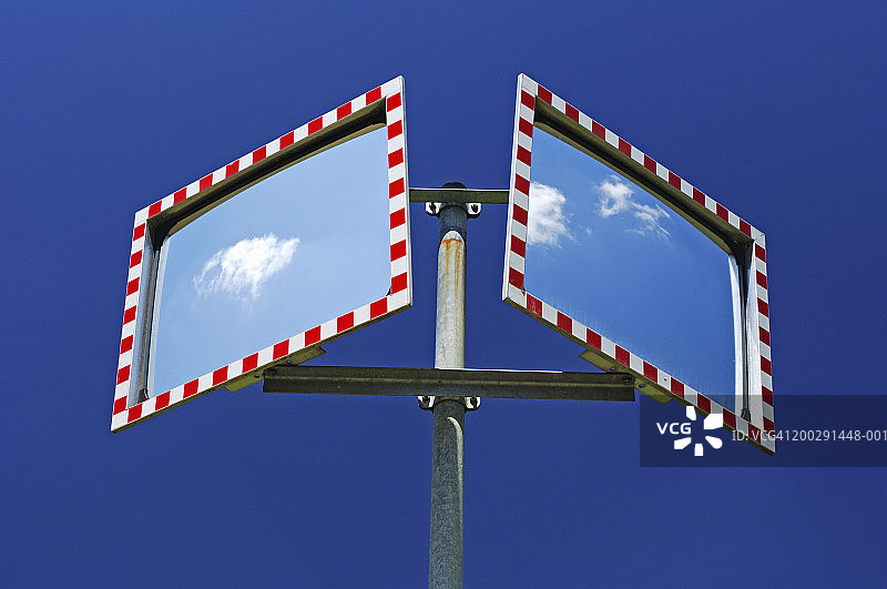 倒映在后视镜中的云彩图片素材