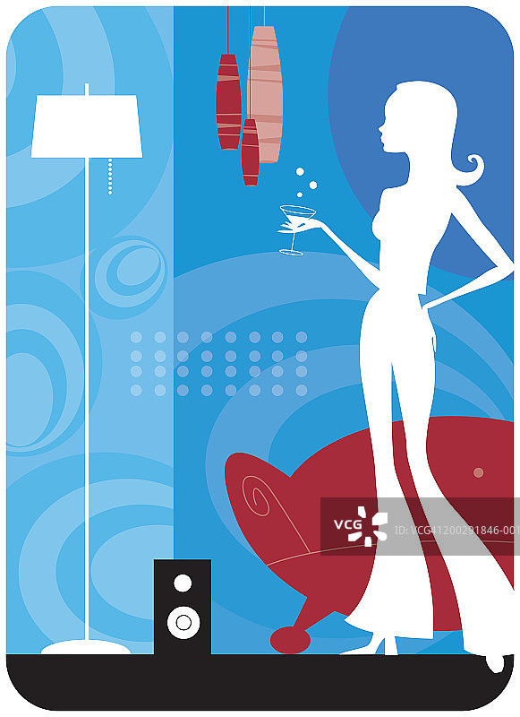 女人在客厅里喝鸡尾酒，侧视图图片素材