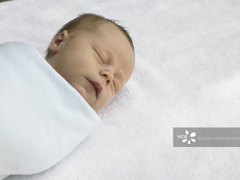 熟睡的新生男婴（0-3个月）图片素材