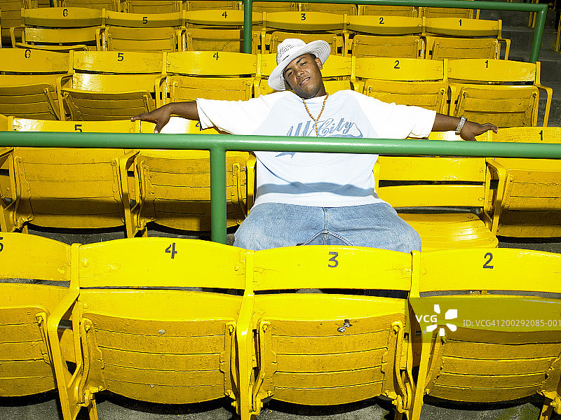 坐在体育场里的青少年男孩（15-17岁），肖像图片素材