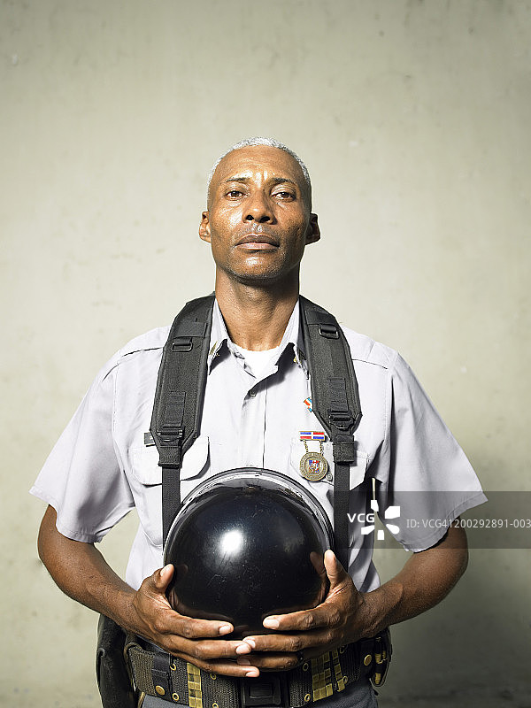 手持头盔的军人图片素材