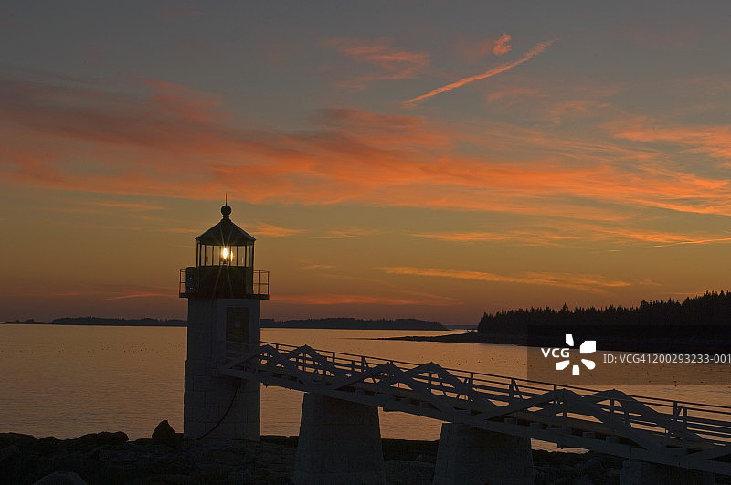 美国缅因州克莱德港日落时分的马歇尔角灯塔图片素材