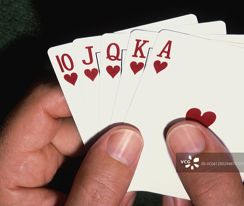 手持扑克牌图片素材