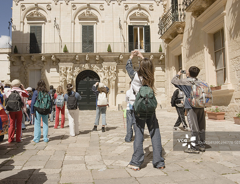 意大利普利亚莱切：孩子们拍摄马雷塞宫图片素材