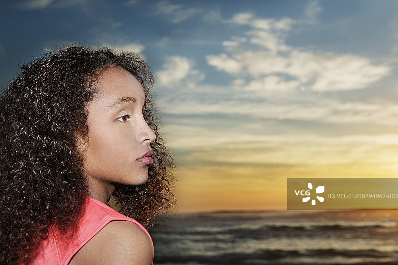海滩上的女孩，侧视图，日落，11-13岁图片素材