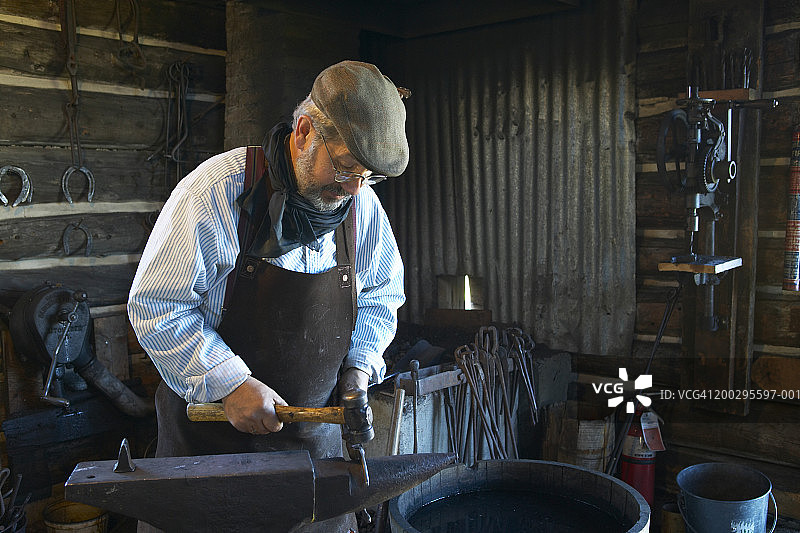 铁匠在商店里制作马蹄铁图片素材