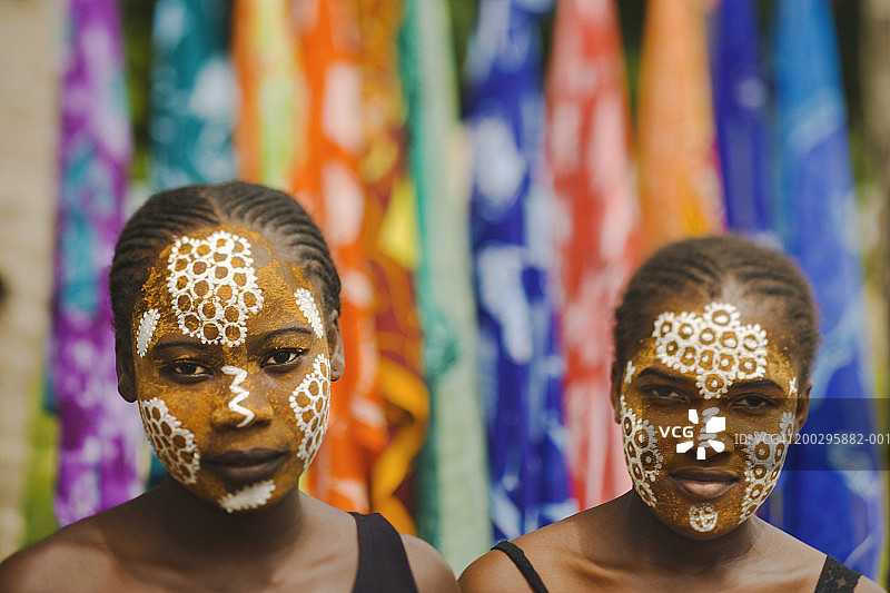 身穿传统服饰的乡村妇女肖像图片素材