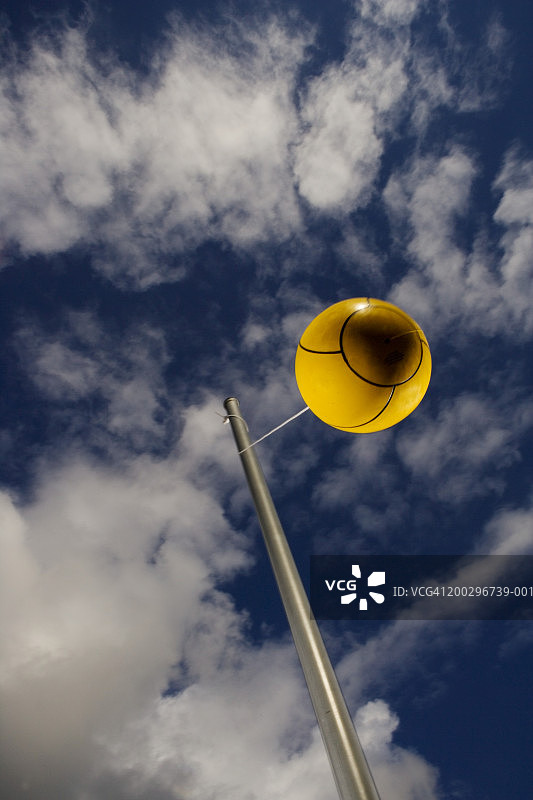 云朵下的秋千游戏，自下而上的视角图片素材