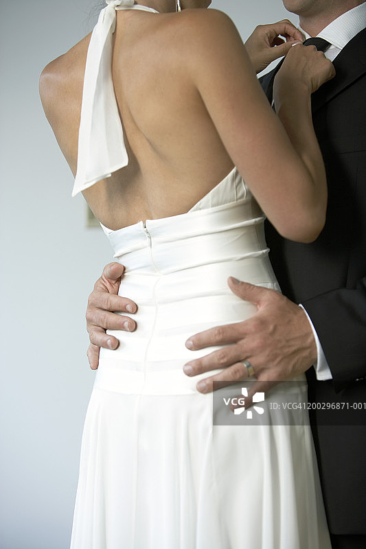 新娘整理新郎领结（局部）图片素材