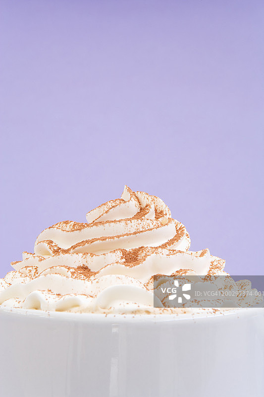 撒上肉桂粉的搅打奶油图片素材