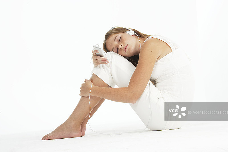 闭着眼睛听个人立体声的少女（13-15岁）图片素材