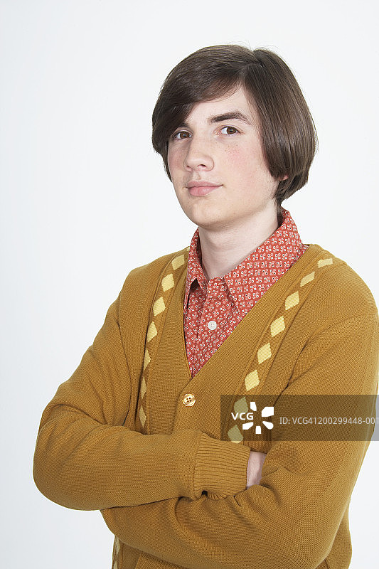 留着波波头，双臂交叉的青少年男孩（15-17岁）肖像图片素材