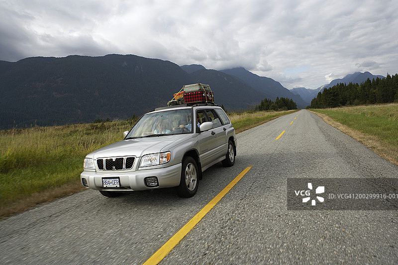加拿大不列颠哥伦比亚省匹特草原：乡村道路上行驶的SUV图片素材