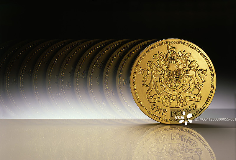 英镑：滚动的一英镑硬币（多重曝光）图片素材