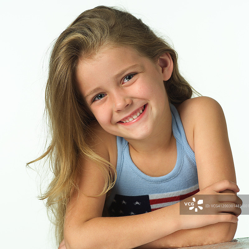 在工作室摆姿势的女孩（8-9岁）肖像图片素材