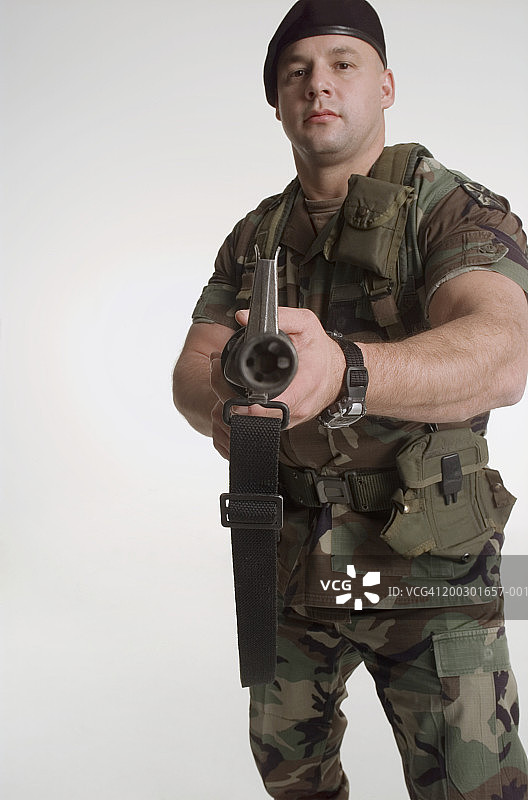 手持榴弹发射器的士兵肖像图片素材