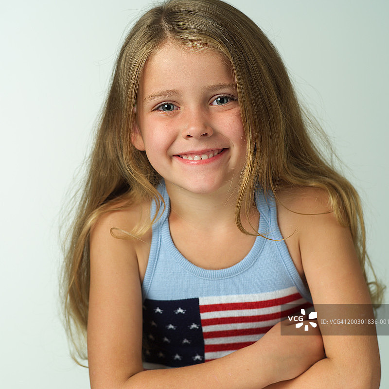 在工作室摆姿势的女孩（8-9岁）肖像图片素材