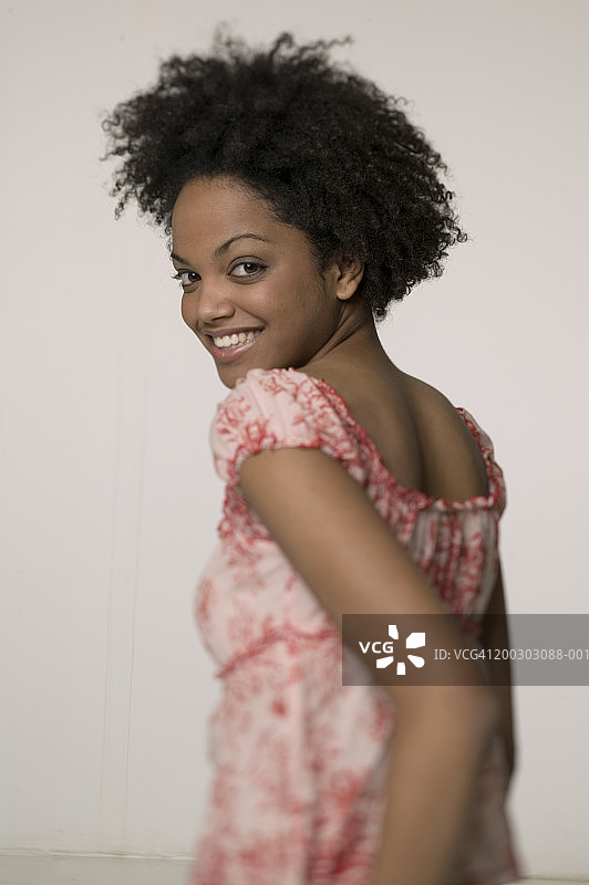 背对镜头摆姿势的蓬松头发女人图片素材