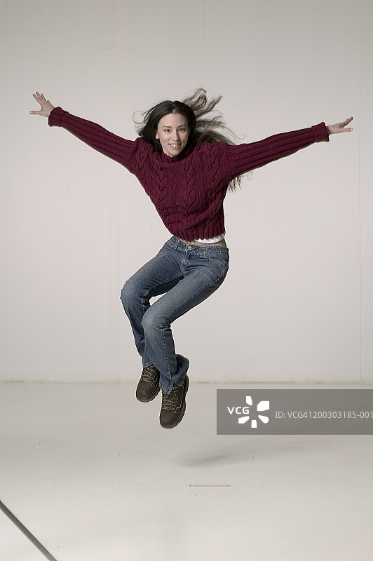 在工作室的半空中女人图片素材