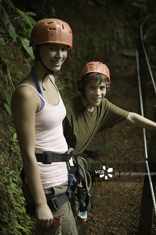 户外穿攀岩装备的少年少女肖像图片素材
