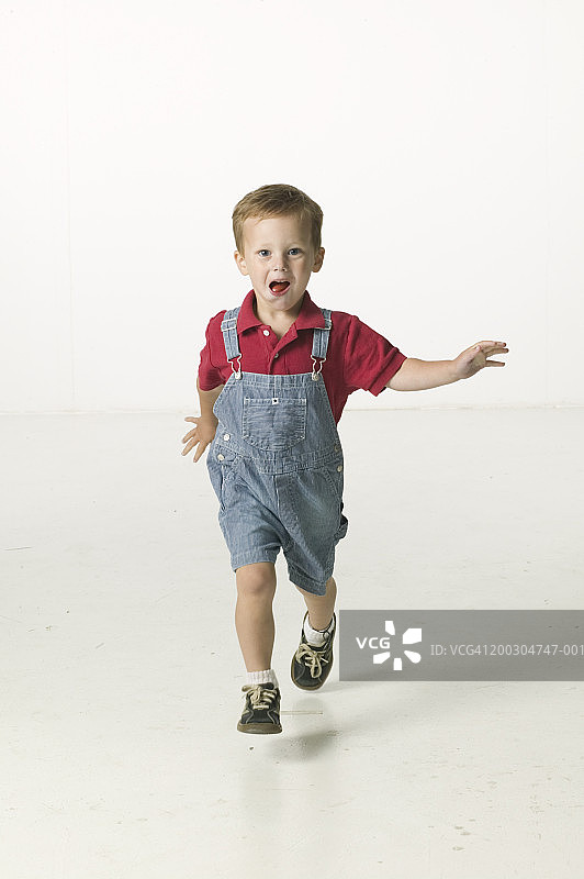 在影棚奔跑的男孩（3-4岁）肖像图片素材
