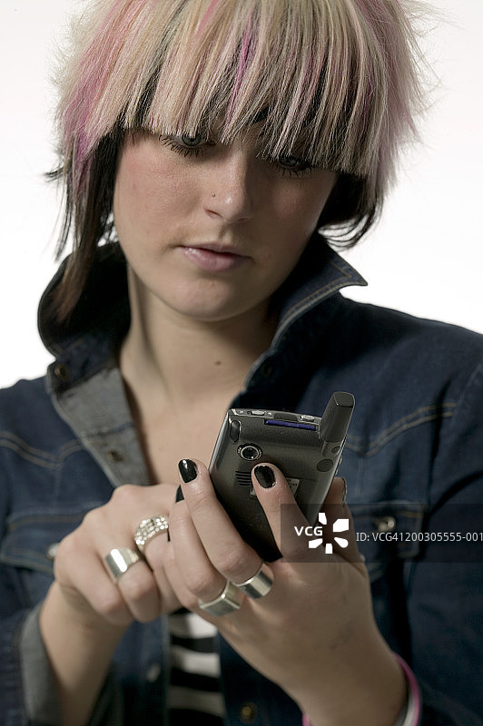 戴粉黑色假发的女人在手机上拨号图片素材