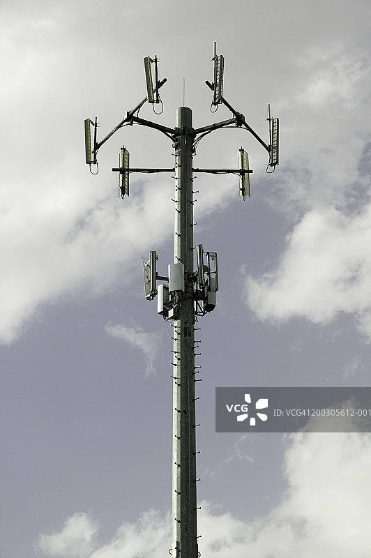 低角度拍摄的户外信号发射器图片素材