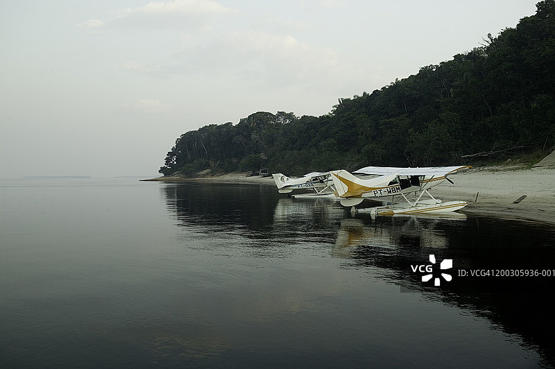 两架水上飞机并排停在海滩上图片素材
