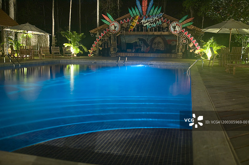 夜晚灯火通明的酒店游泳池图片素材