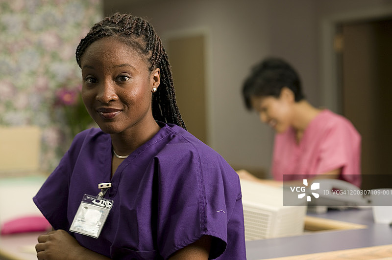 年轻女秘书坐在办公室里，肖像图片素材