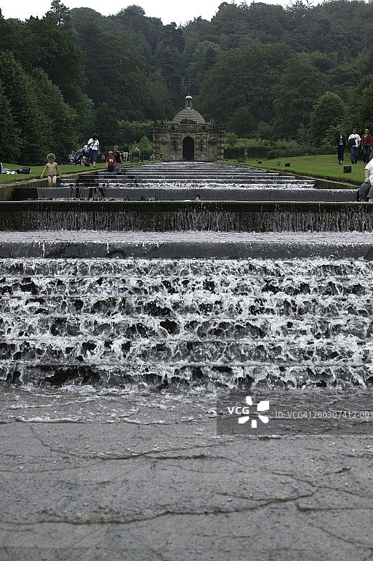 公园里的阶梯瀑布图片素材