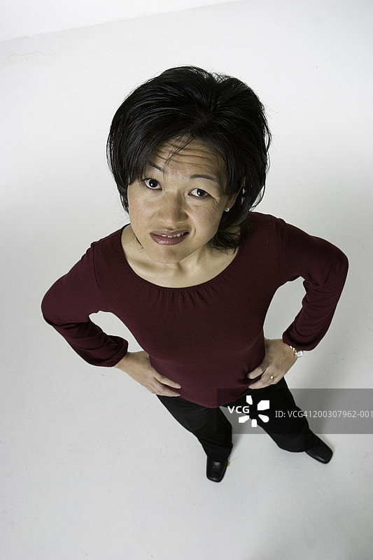 影棚里的黑发年轻女子肖像，仰视图片素材
