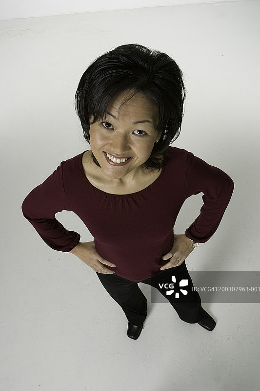 影棚里的黑发年轻女子肖像，仰视图片素材