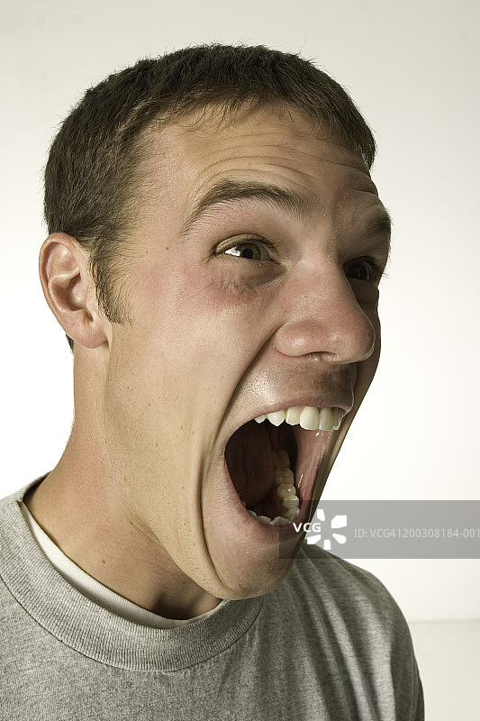 男人在工作室摆姿势尖叫，肖像图片素材
