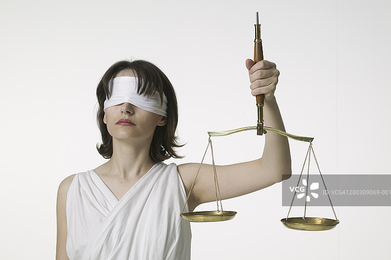 年轻女人身穿正义女神服装在影棚摆姿势肖像图片素材